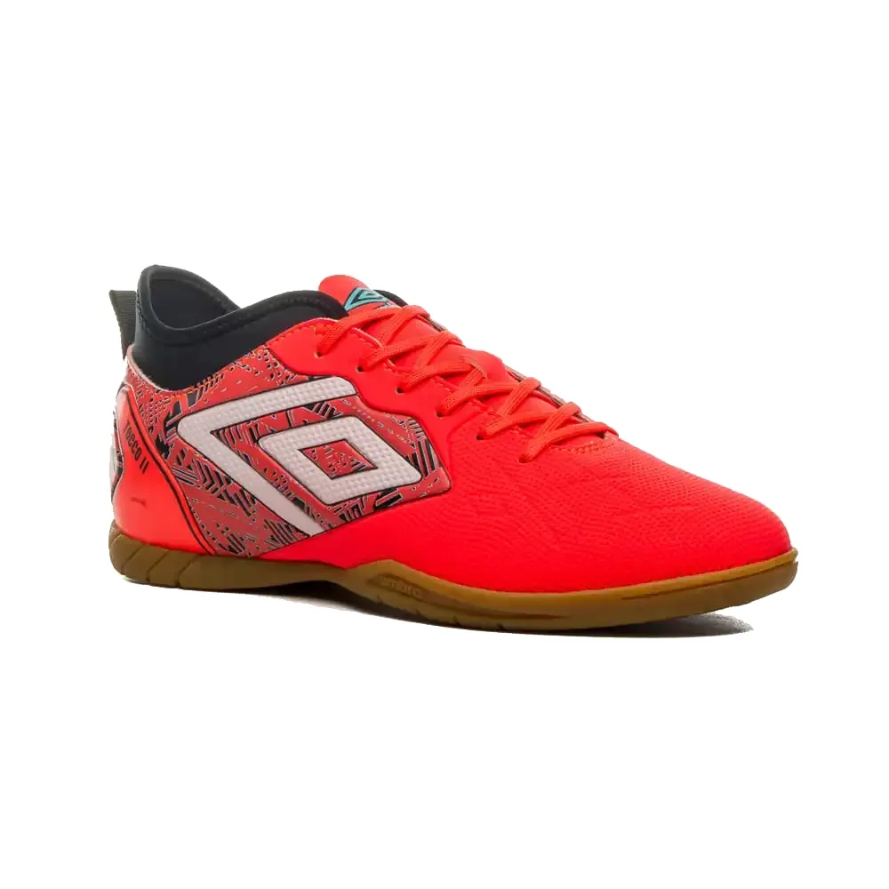 Chuteira de futsal Umbro masculina vermelha vista frontal para ajuste e conforto